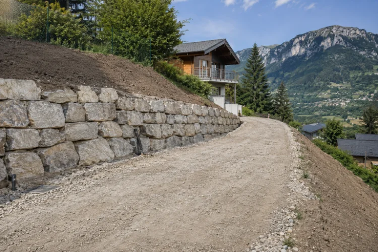Gros œuvre — murs montés, dalle, échafaudage